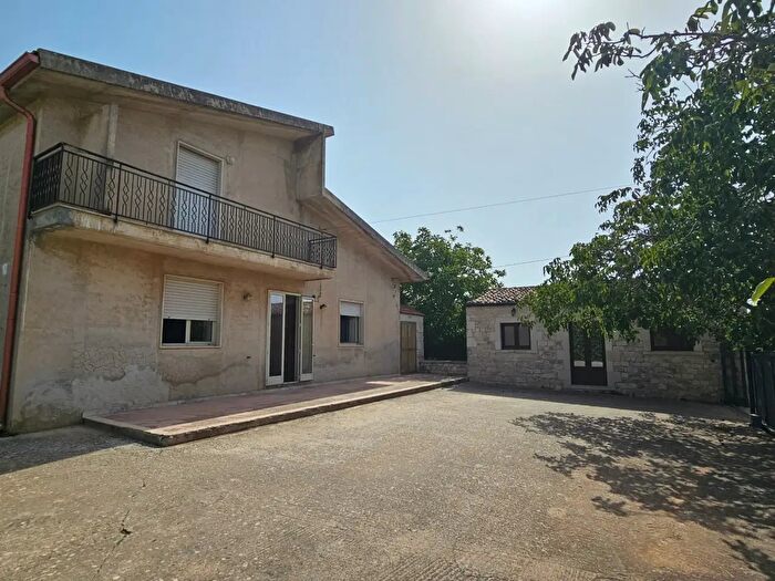 Casa con 10 locali in vendita in Modica