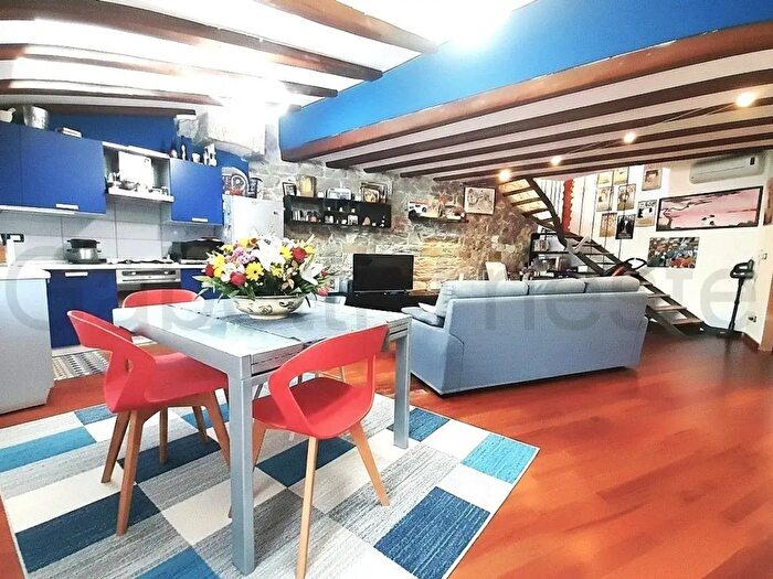 Appartamento trilocale in vendita in Via Conti, Trieste