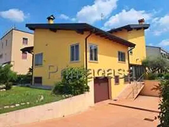 Casa con 5 locali in vendita in Via Cavour, Villafranca Di Verona