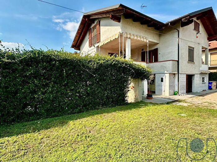 Casa con 10 locali in vendita in Via Tetti Gianassi, Carignano