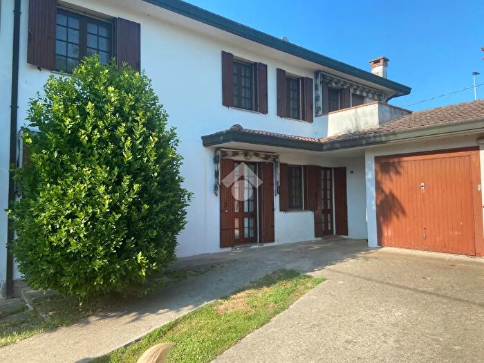 Casa con 6 locali in vendita in Via G Matteotti, Bagnoli Di Sopra