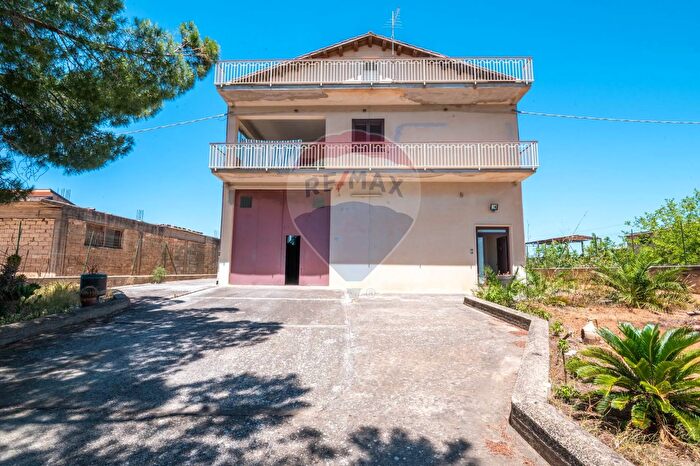 Casa con 8 locali in vendita in Cda Favarella, Caltagirone