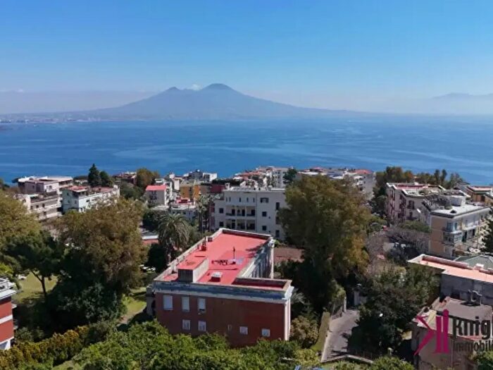 Appartamento con 5 locali in vendita in Via Francesco Petrarca, Napoli