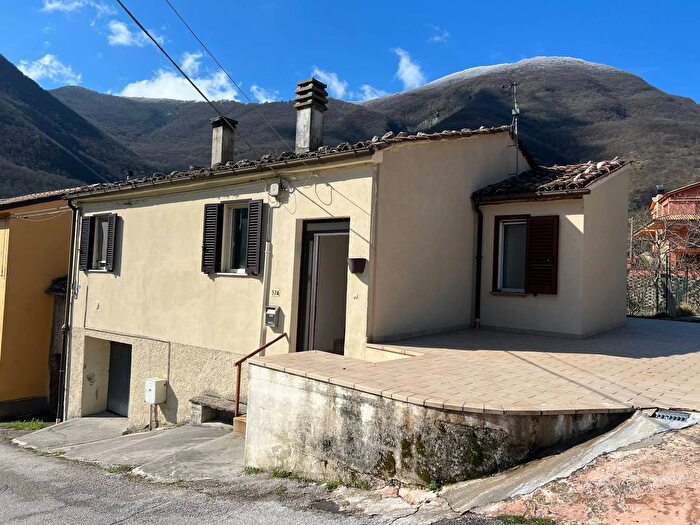 Casa con 7 locali in vendita in Serradica a, Fabriano