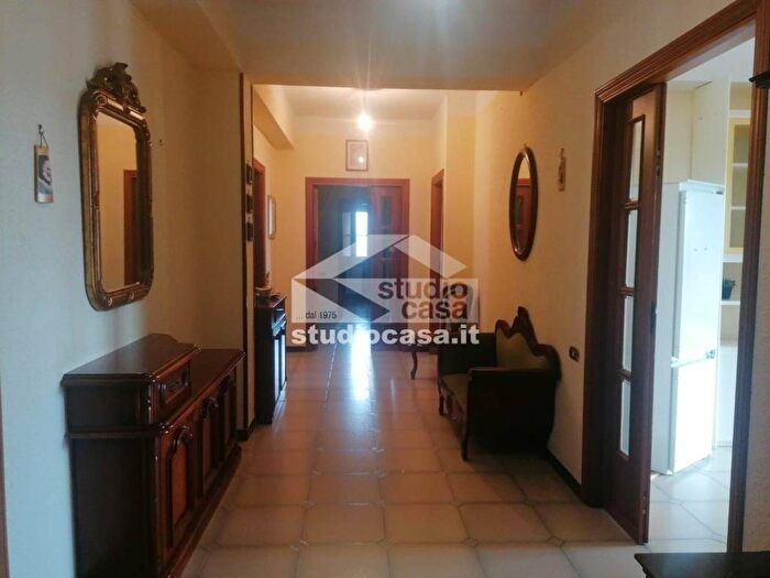 Appartamento con 5 locali in affitto in Zona Capo Rizzuto Apriglianello Papanice, Crotone