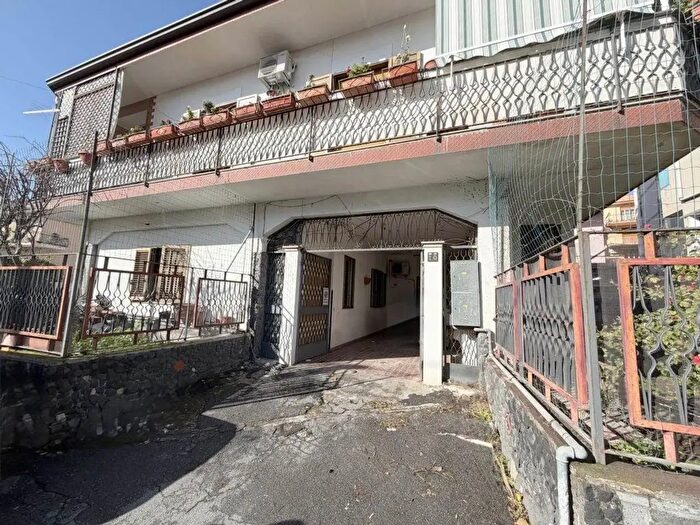 Appartamento trilocale in vendita in Via Giacomo Leopardi, Gravina Di Catania