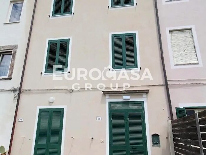 Casa con 8 locali in vendita in Lucca