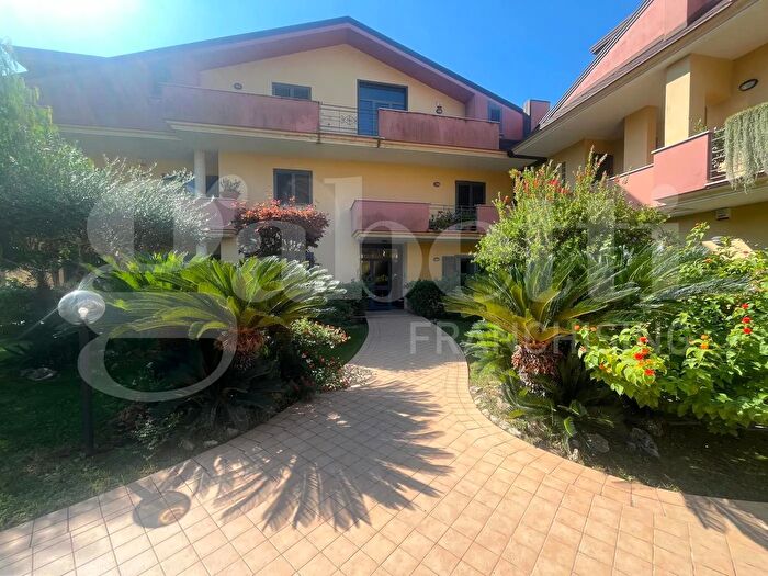 Appartamento con 6 locali in vendita in Via Armando Diaz, Bellona