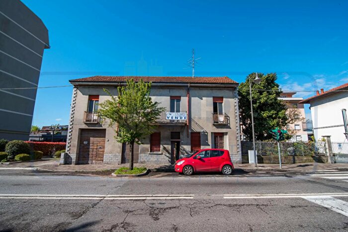 Casa con 8 locali in vendita in Via Trento, Bollate