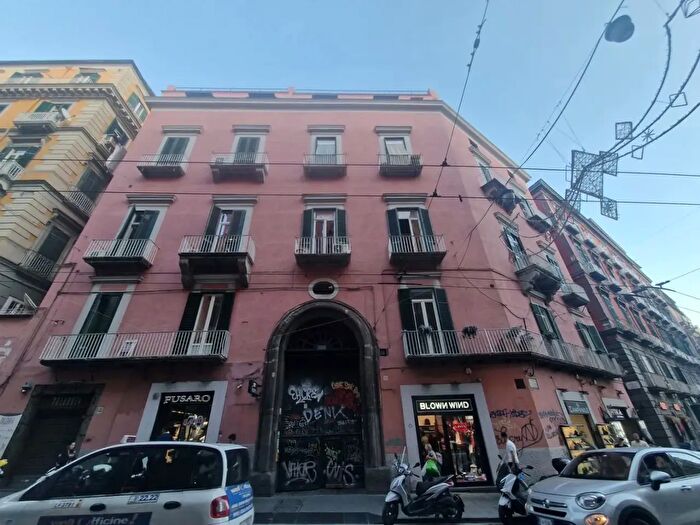 Appartamento trilocale in vendita in Via Toledo, Napoli