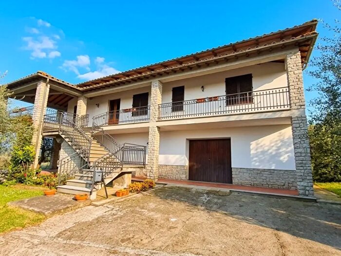 Casa con 9 locali in vendita in Via del Poggio, Sinalunga
