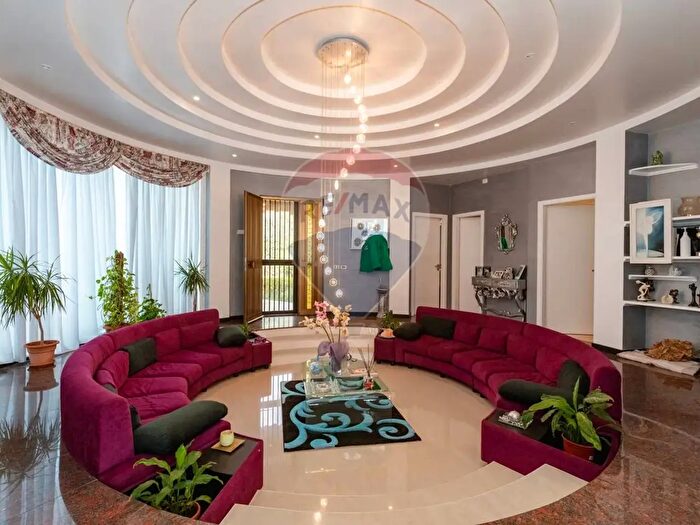 Casa con 10 locali in vendita in Via Aristofane, Caltagirone