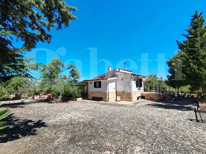 Casa in vendita in Zona Via Castel del Monte, Corato