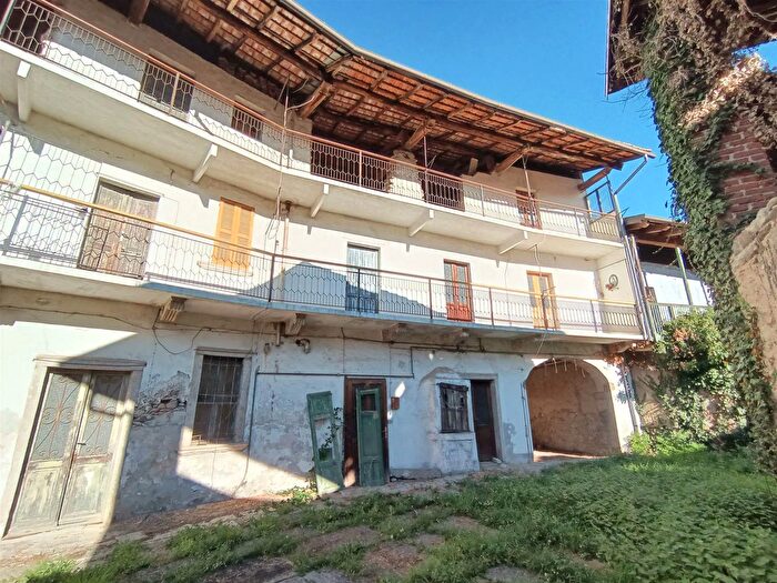 Casa con 15 locali in vendita in Gozzano, Gozzano