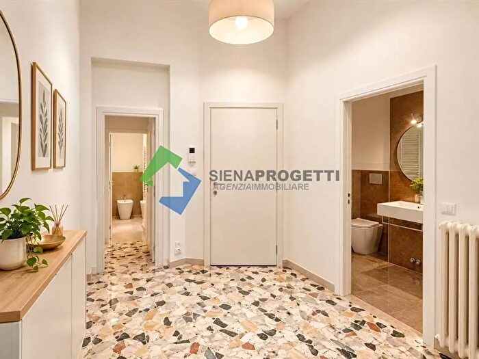 Appartamento con 6 locali in vendita in Via del Porrione, Siena