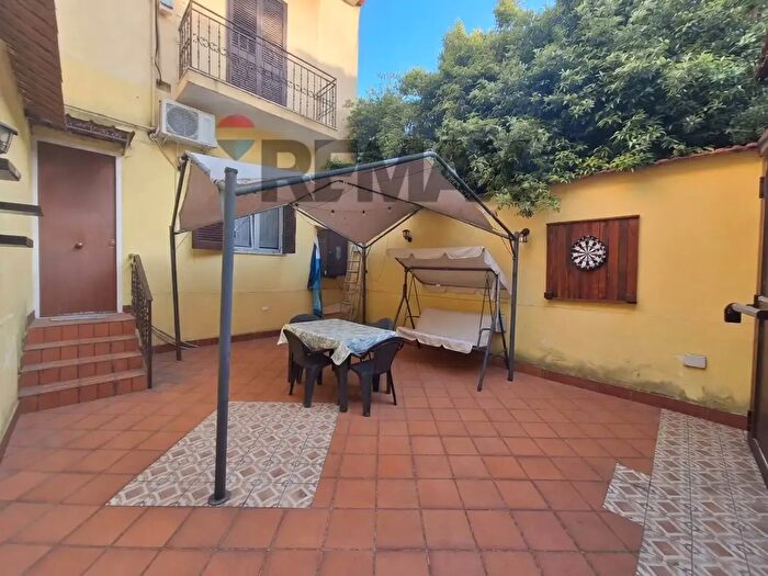 Appartamento trilocale in vendita in Via Regina Margherita, Napoli
