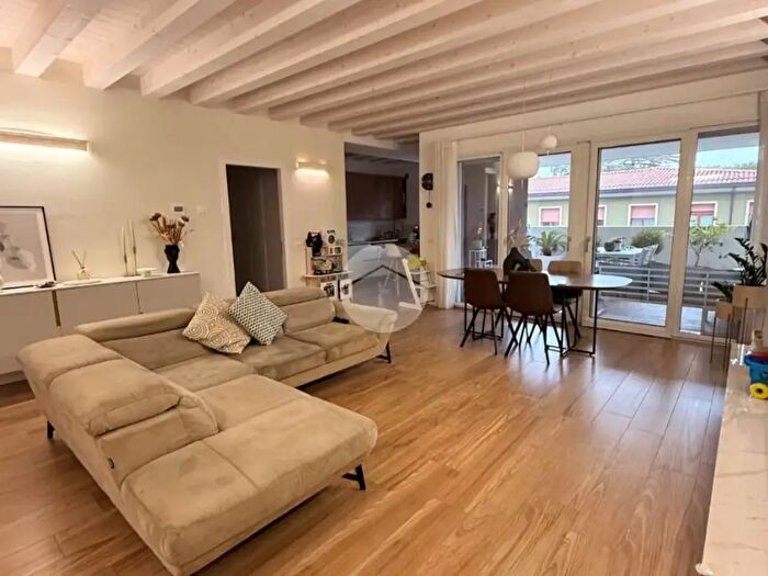 Appartamento con 5 locali in vendita in Via Marcantonio della Torre, Verona