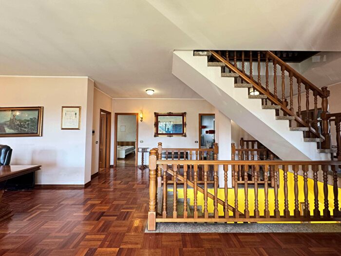 Casa con 8 locali in vendita in Via Roma, Guanzate