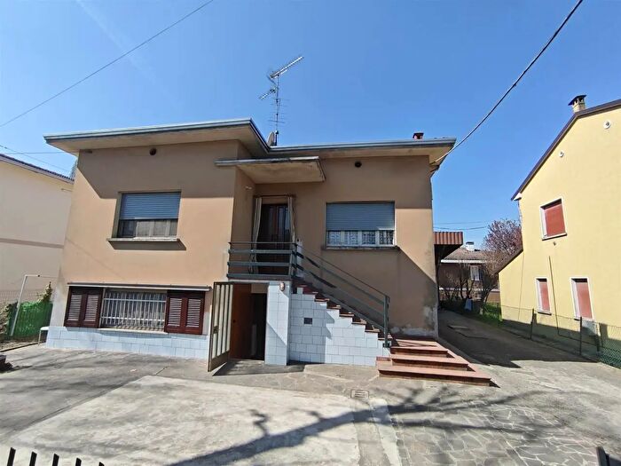 Casa con 8 locali in vendita in Viale Virgilio, Moglia