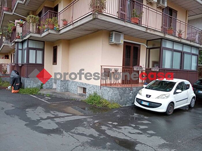 Appartamento trilocale in affitto in Via Vincenzo Bellini, Valverde