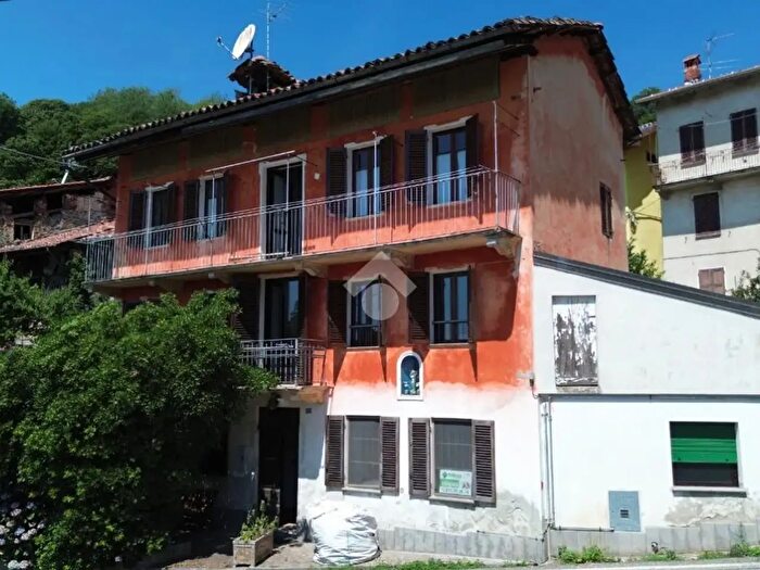 Casa con 6 locali in vendita in Frazione Bulliana, Valdilana