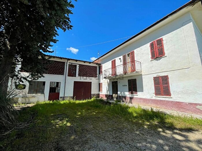 Casa con 10 locali in vendita in Santo Stefano Belbo