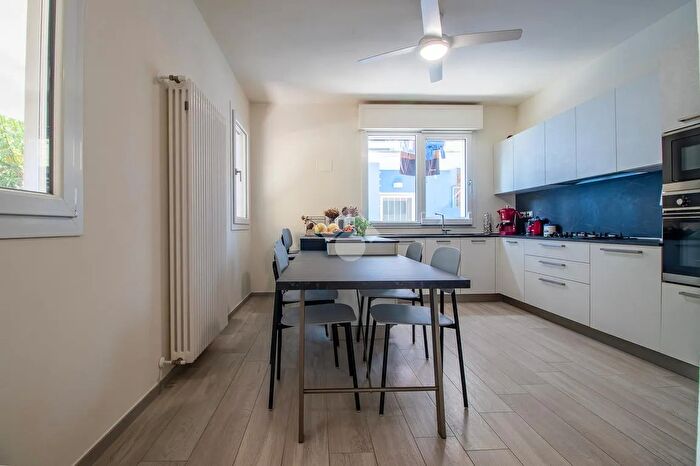 Casa con 6 locali in vendita in Viale Cremona, Cesenatico