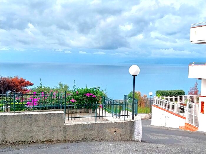 Appartamento con 5 locali in vendita in Praia A Mare