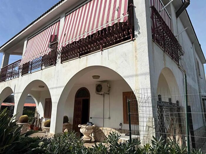 Casa con 8 locali in vendita in Taranto