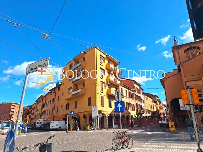 Appartamento trilocale in vendita in Via San Felice, Bologna