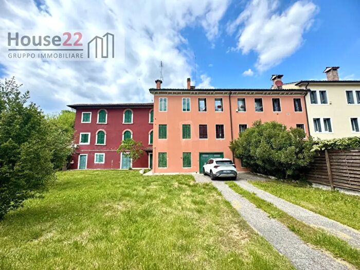 Casa con 8 locali in vendita in Via Carlo Cattaneo, Vicenza