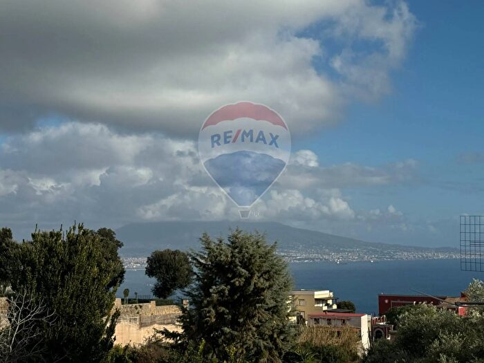 Appartamento con 6 locali in vendita in Via Manzoni, Napoli