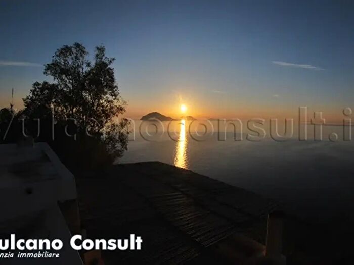 Casa trilocale in vendita in Via Maggio, Lipari