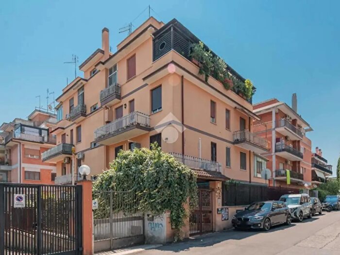 Appartamento trilocale in vendita in Via Andrea Barbazza, Roma