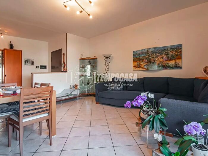 Appartamento quadrilocale in vendita in Via Salvatore Quasimodo, Como