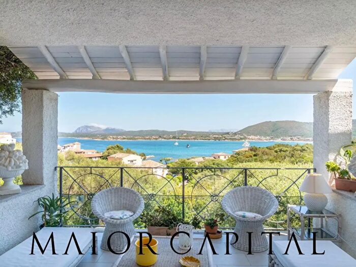 Casa con 8 locali in vendita in Olbia