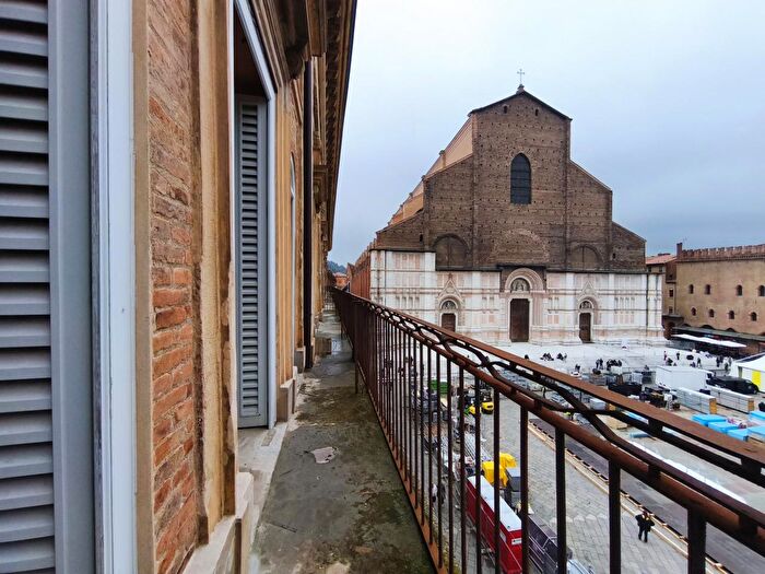 Appartamento con 5 locali in vendita in Via Clavature, Bologna