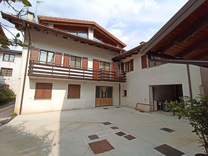 Casa con 10 locali in vendita in Via Nazionale, Socchieve