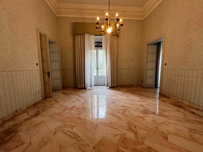 Appartamento con 10 locali in affitto in Catania