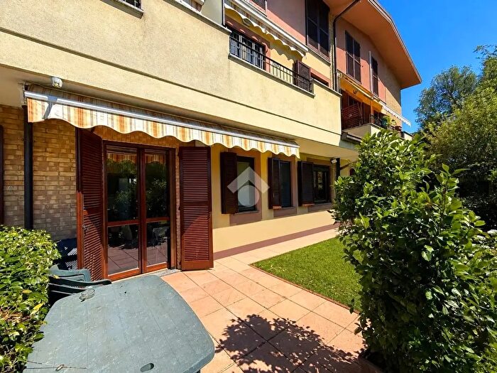 Appartamento trilocale in vendita in Via Carducci, Caronno Pertusella