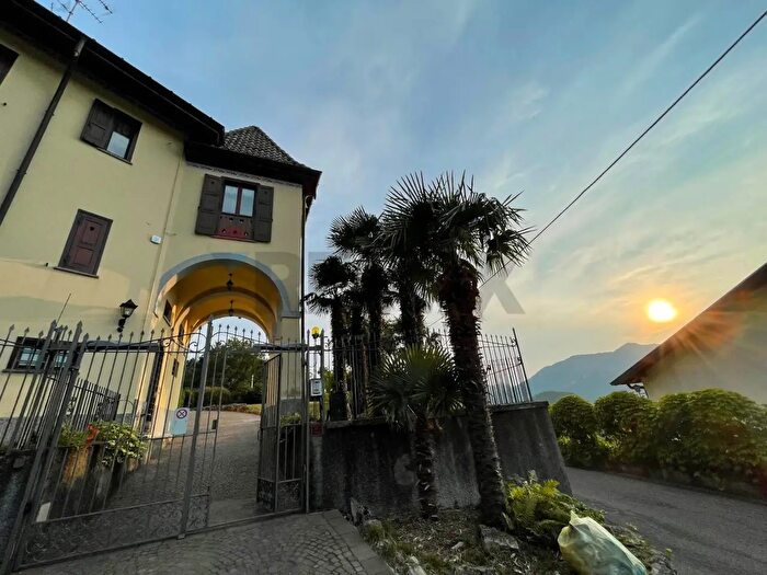 Casa con 9 locali in vendita in Via Pessina, Viggiu