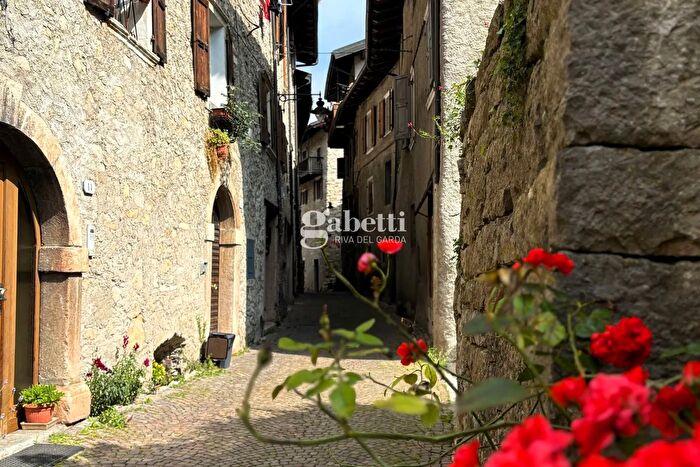 Appartamento trilocale in vendita in Via Adamo Brocchetti, Tenno