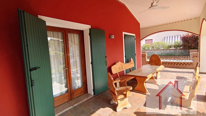 Casa con 7 locali in vendita in Arcade