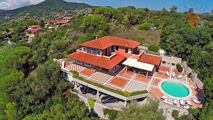 Casa con 10 locali in vendita in Portoferraio