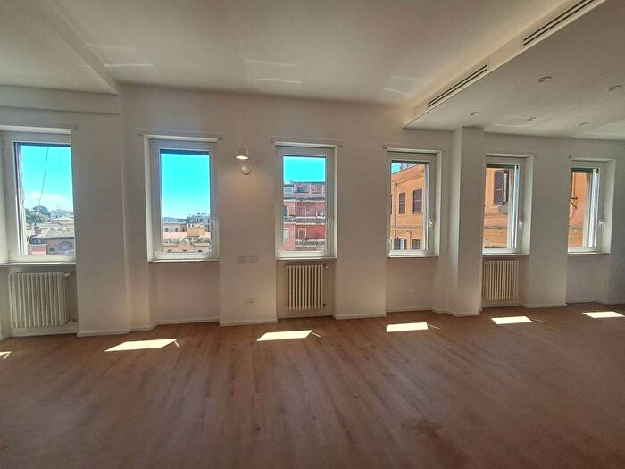 Appartamento quadrilocale in affitto in Via della Lungaretta, Trastevere, Roma