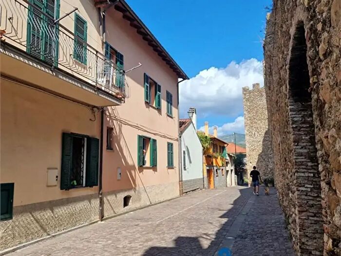 Casa trilocale in vendita in Via Vittorio Veneto, Villanova D'Albenga
