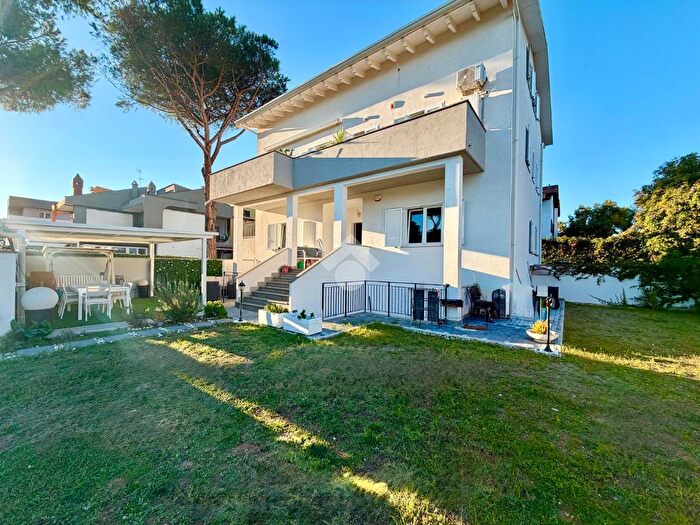 Casa con 5 locali in vendita in Via Euripide, Roma