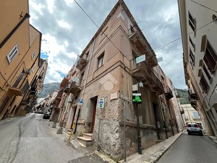 Casa con 7 locali in vendita in Via Nunzio Nasi, Castellammare Del Golfo