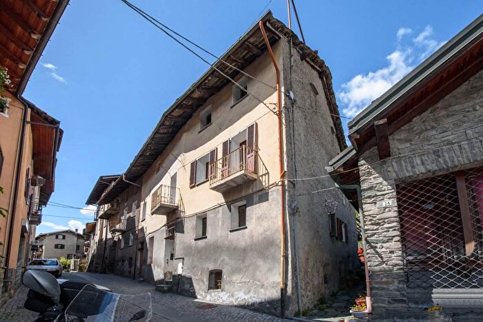 Casa con 6 locali in vendita in Via Chanoux, Chambave