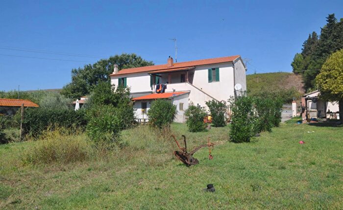 Casa con 5 locali in vendita in Castellina Marittima